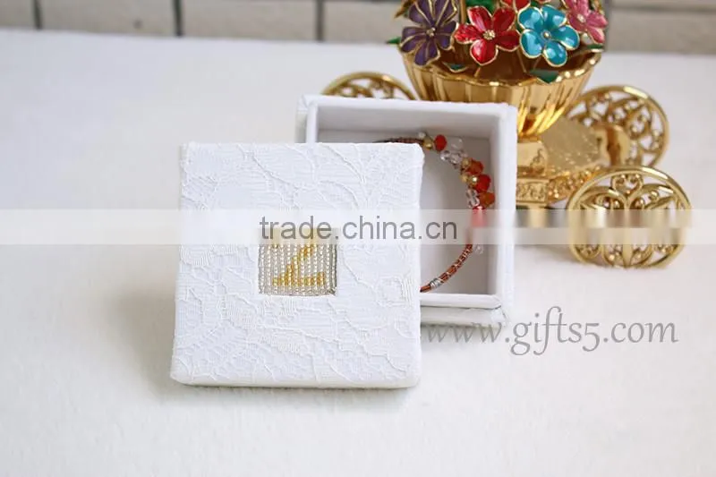 Fashion white wedding packaging box for jewelry with beaded name plate of Z