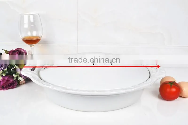 15" Oval ceramic baking dish with lid