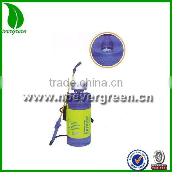 Portable plastic manual pressure sprayer with pressure gauge