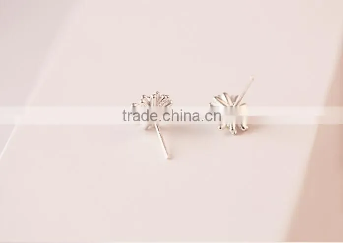 Gold and silver Sterling silver tiny daisy stud earring jewlery for bridesmaid gifts