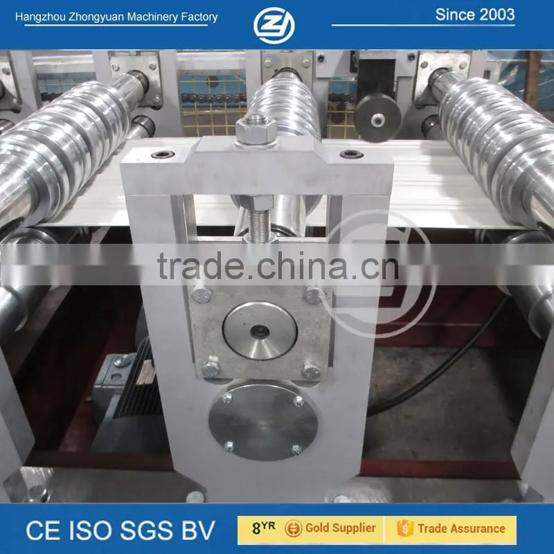 Steel roof roll forming machine with improved structure