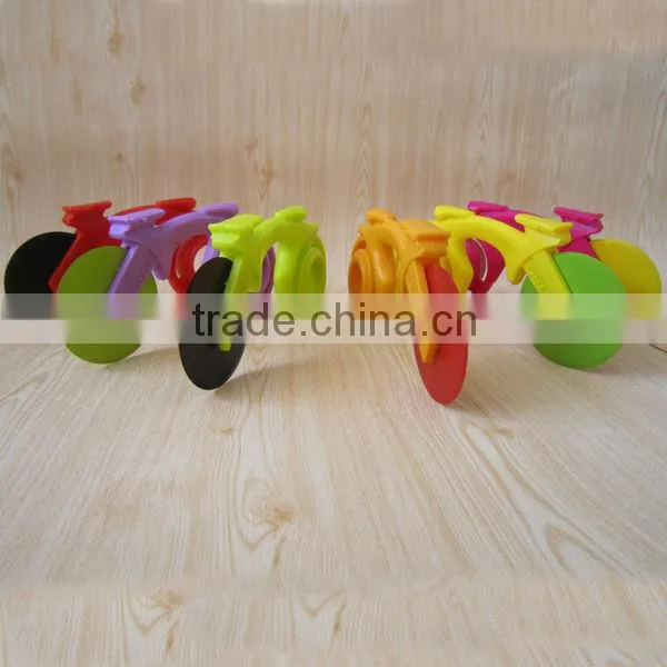 2015 Fashion Bicycle Pizza Knife With Colorful Blade