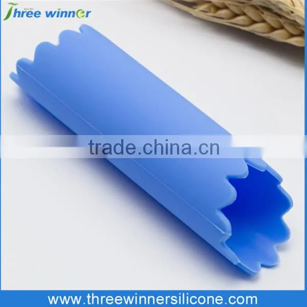 Food grade kitchen tools eco-friendly roller silicone garlic peeler