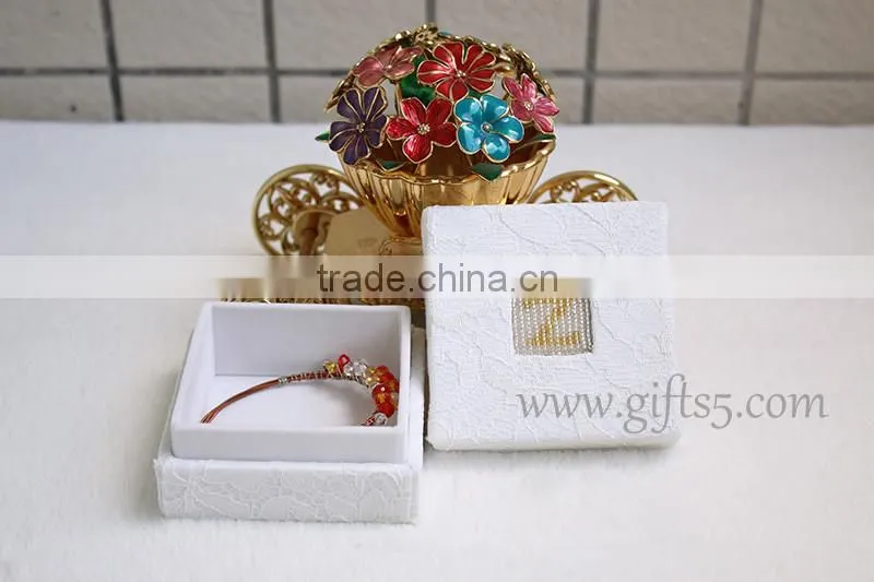 Fashion white wedding packaging box for jewelry with beaded name plate of Z