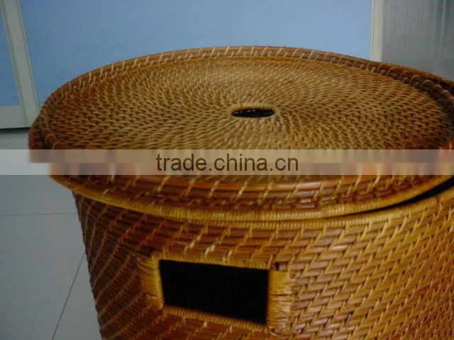 Hotsale multifunctional brown woven wicker trash can baskets with spacer with handle