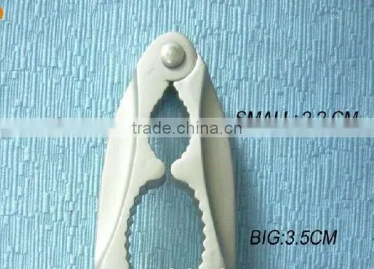 Heavy Duty Zinc Alloy Black Nonslip Handle Nut Cracker