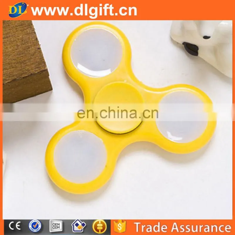 European Best selling adult toy plastic funny led hand solar light spinner