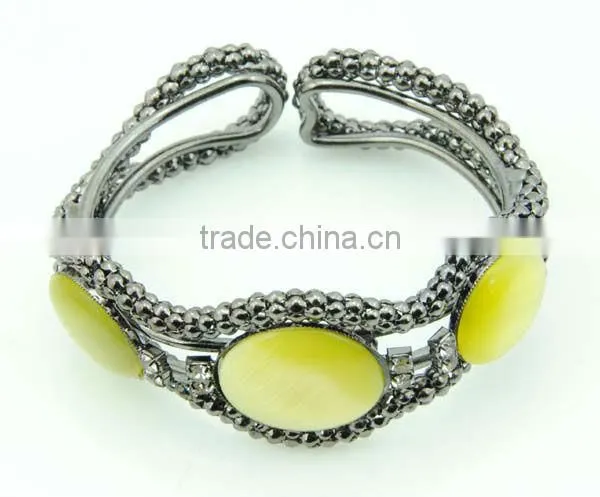 charm bracelet, bead bracelet
