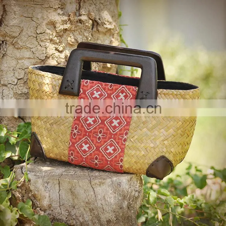 Hot selling beautiful beach bag plastic handle thailand straw bag