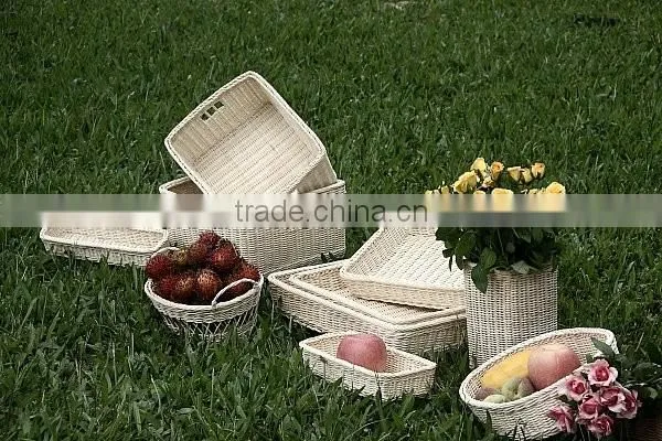 rattan storage fruit basket with long handle for picnic.