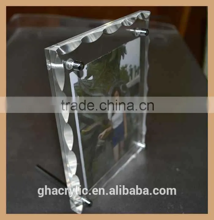 GH-P0002clear acrylic digital photo frame put on the desk