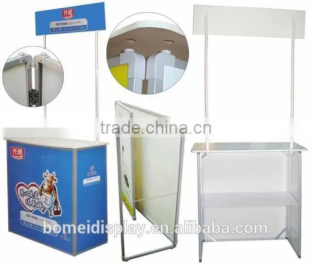 Portable exhibition table with folding screen