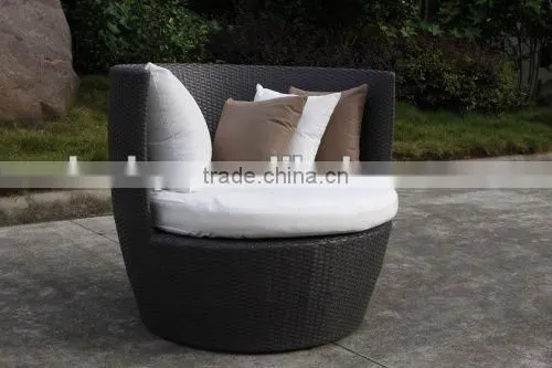 Rattan sunbed