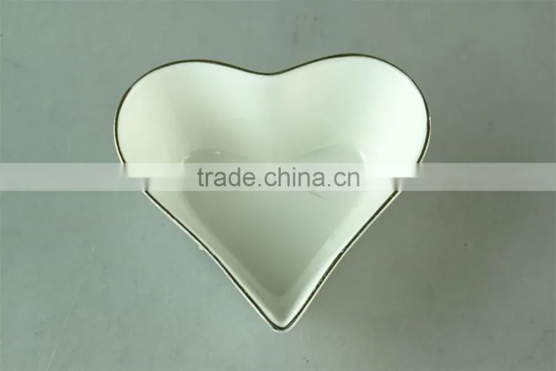 Heart-shaped high quality white ceramic dinner dish in stock,restaurant serving dishes
