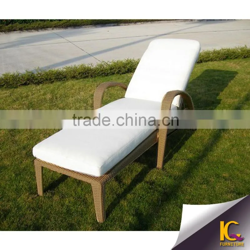 Low price plastic sun lounger pe rattan outdoor chaise lounge