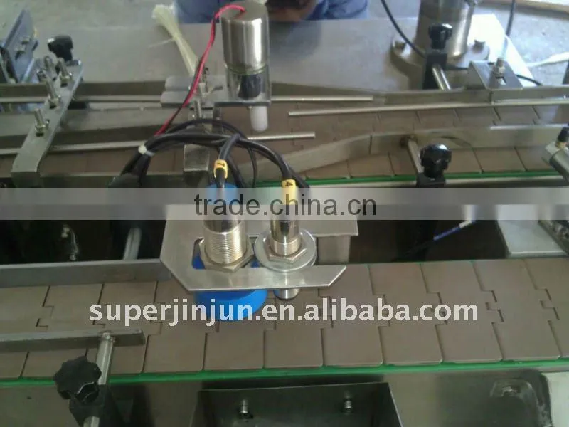 Aluminum foil cap liner inserting machine