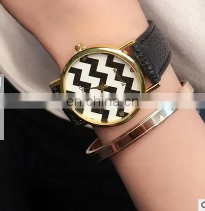 Fashion Women Casual Watches Ladies Wave Printing Wrist Watch Multicolor Leather Quartz Watch
