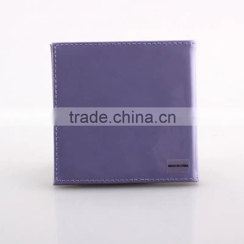 With magnet closure pocket mirror