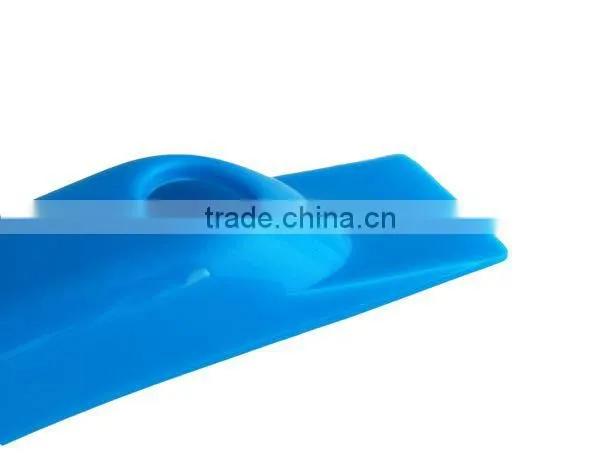 Handle for metallic scouring sponge