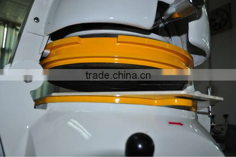 Semi-automatic dough divider and rounder for bread