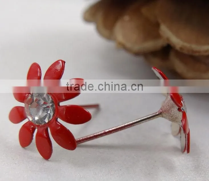 Delicate floret mixed color black and white iron spray point diamond stud earrings