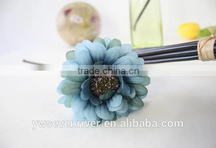 The bride holding flowers High simulation flower flowers, silk flower painting style High simulation of African chrysanthemum fu