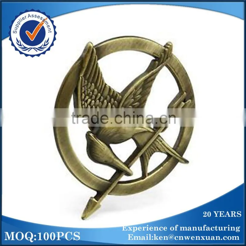 Metal badge making machine