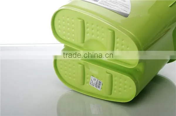 Plastic foot tub with massage wheels