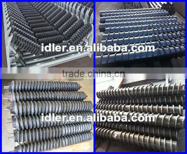 Spiral cleaning rollers for belt conveyor return roller