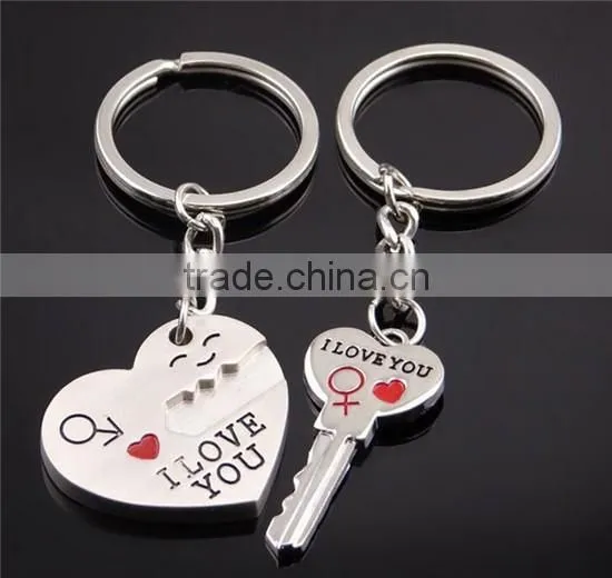 Cheap custom couple engraved metal material heart keychain