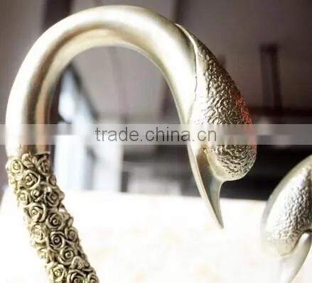 Hign glossy resin Swan figurine latest wedding decoration