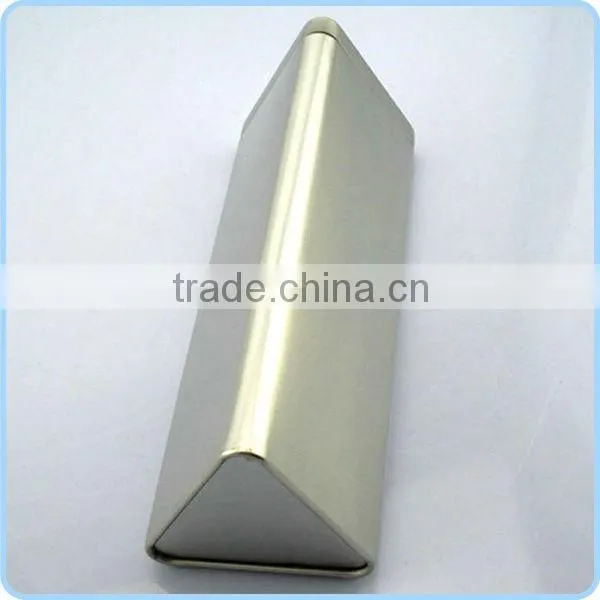 Triangle shaped tin box