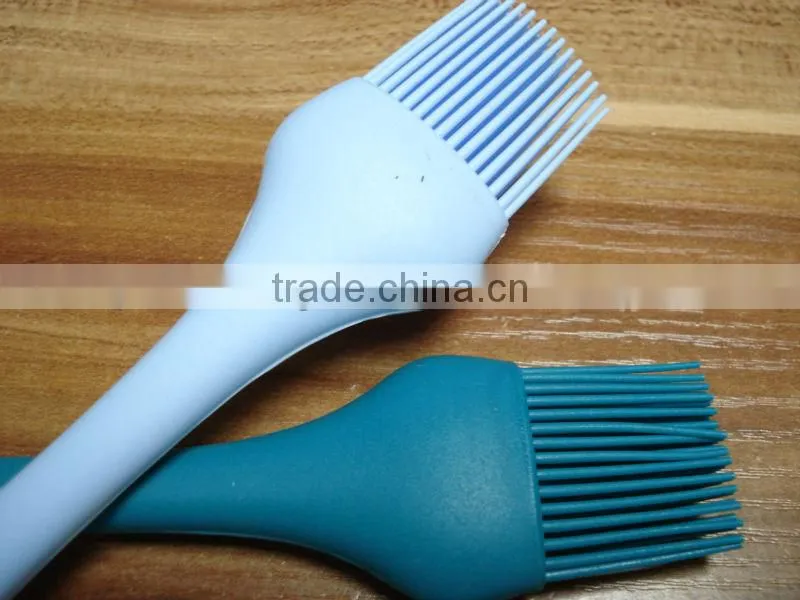 2014 wholesale soft and colored silicone spoon for babies