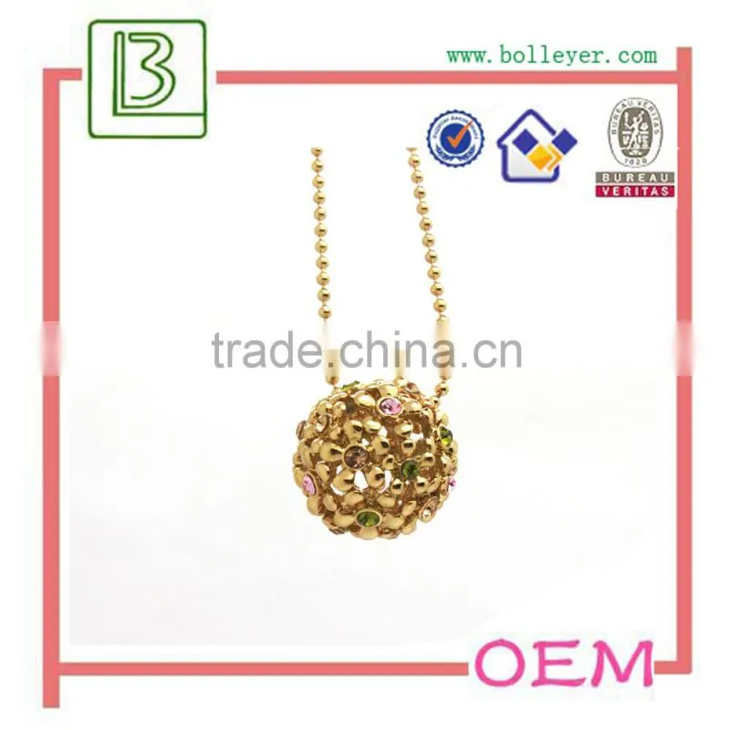 Round Shaped Flower With Diamonds Hollow Out Necklace Gold Jewelry