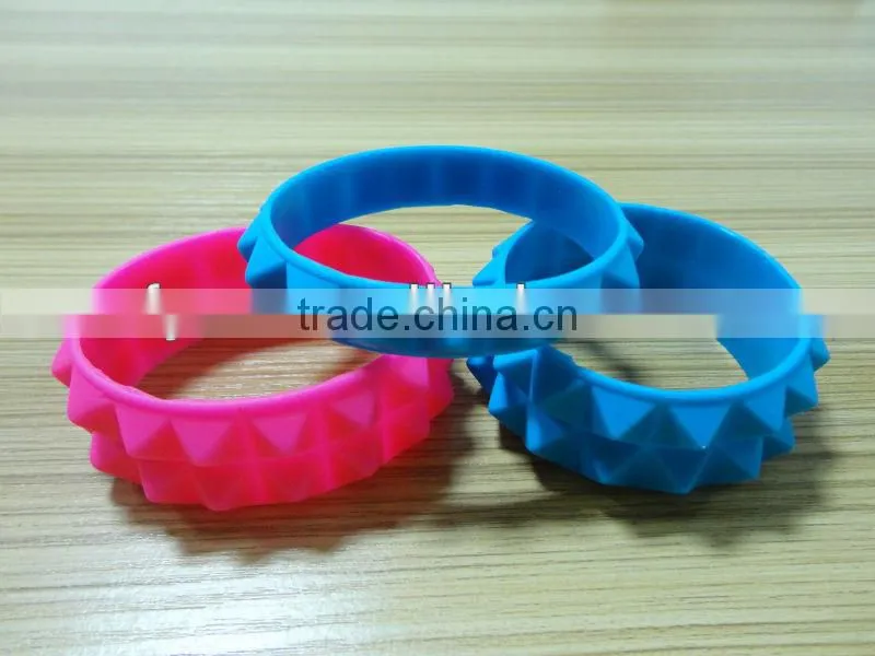 good quality punk stype silicone pyramid bracelets
