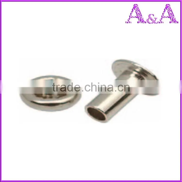 Double cap rivet spike for garments