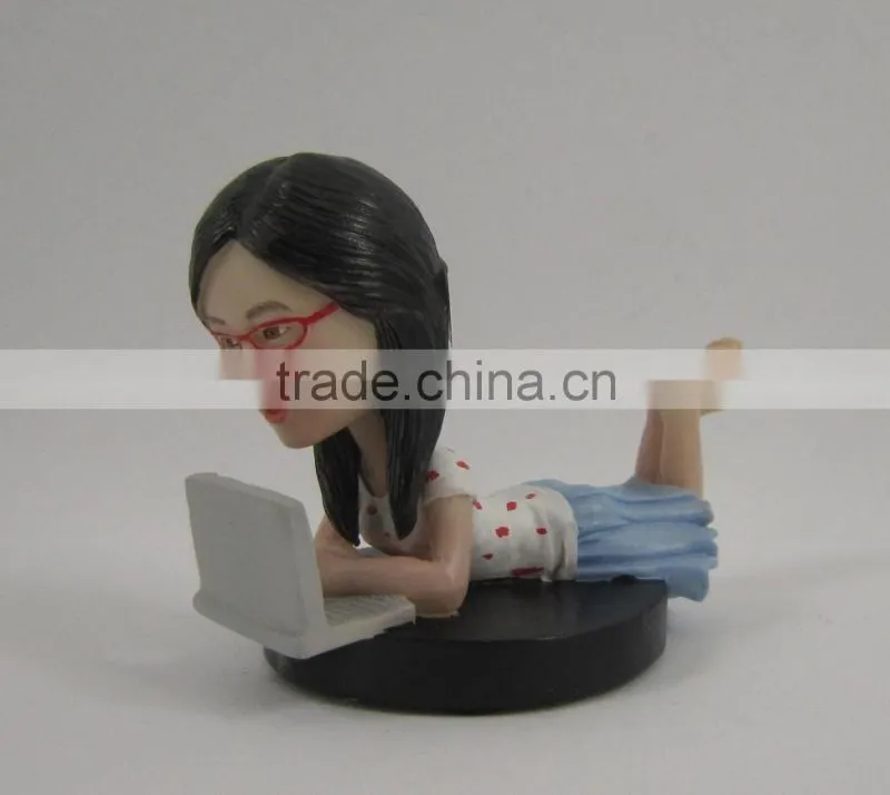 custom polyresin decorative human play computer figurine
