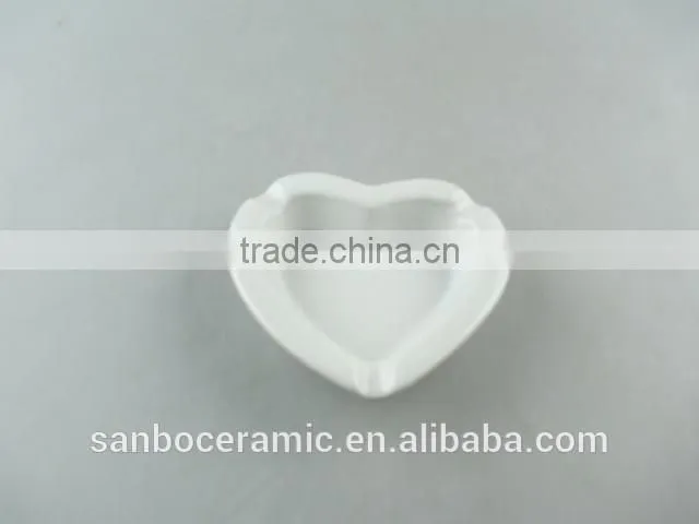Wholesale Cheap heart-shape white porcelain ashtray