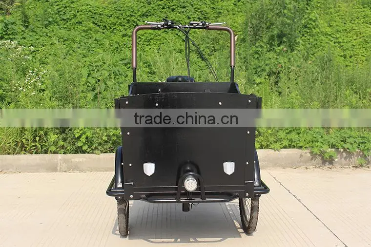 Motorized family cargo bike with rain cover
