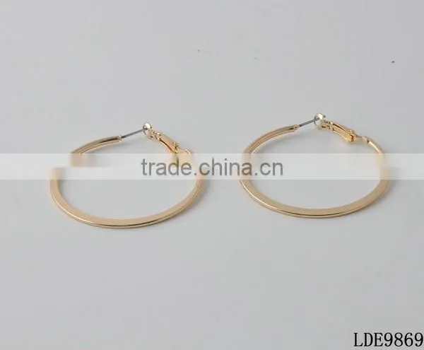 Oval gold hoop earrings