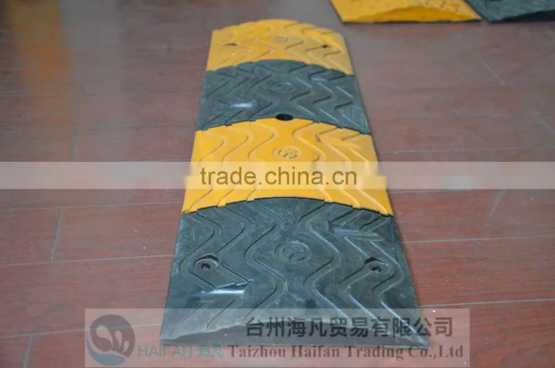 traffic road reflective rubber speed hump for Crossroads/heavy strength rubber speed hump used in Intersection