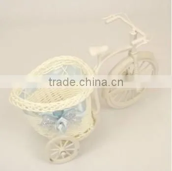 Round willow storage basket for bread and fruit