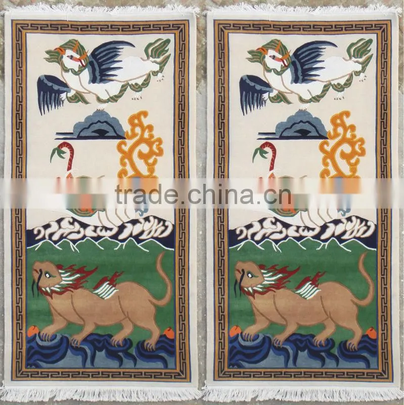 Black / white woollen rugs