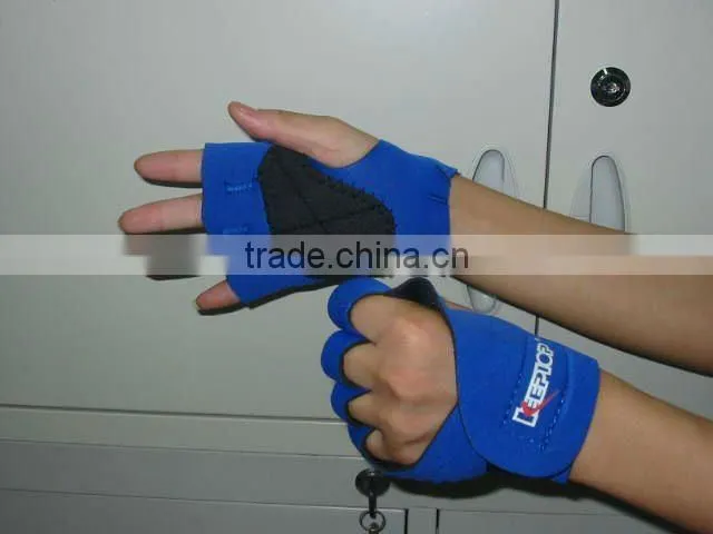 2016 High Quality&Waterproof Neoprene Sport Gloves,with SBR on the Plam