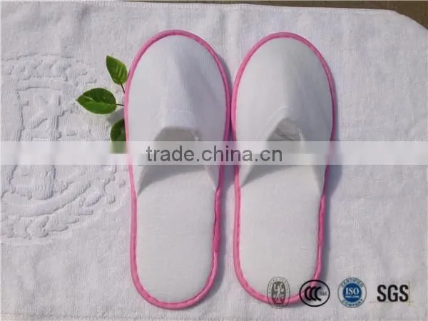 Women hotel pull plush slipper with pink non-woven piping