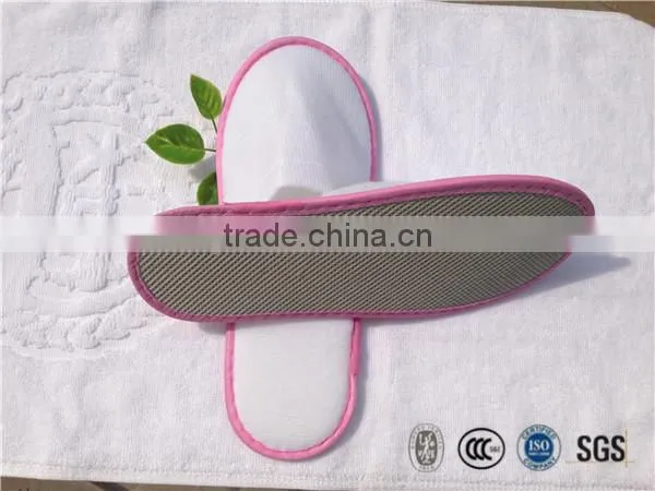 Women hotel pull plush slipper with pink non-woven piping