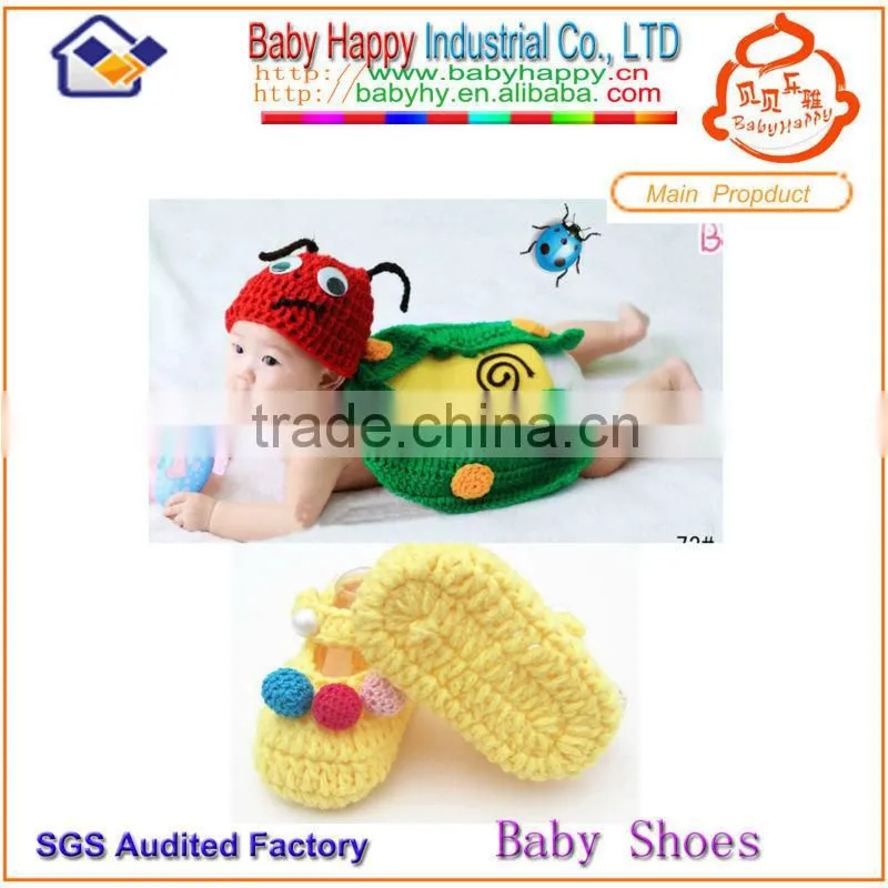 knit shoes upper and woolen hat