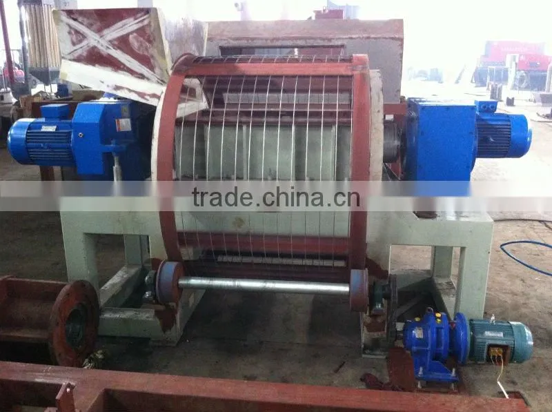 Rolling feeding shredder