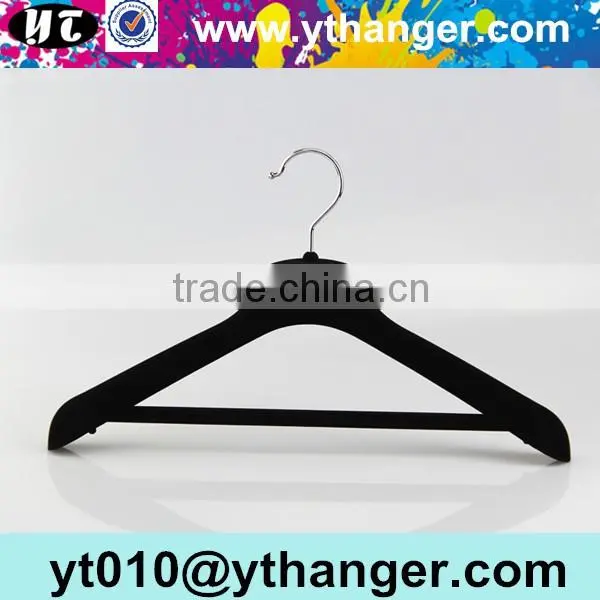 YY0451 black mens t shirts plastic hanger velvet thin clothes hanger with logo
