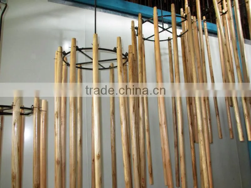 Varnished wooden broom handle with high quality